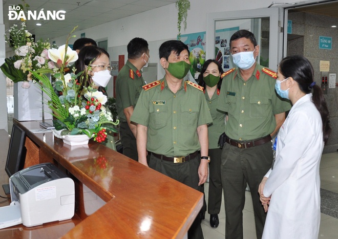 Thượng tướng Nguyễn Văn Sơn (thứ 4, phải sang) kiểm tra công tác khám chữa bệnh tại Bệnh viện 199. Ảnh: LÊ HÙNG