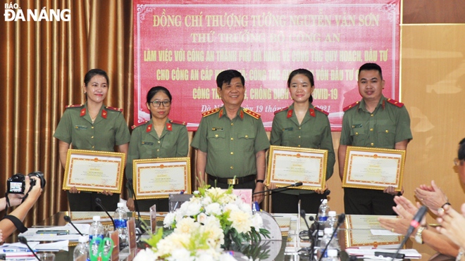 Thượng tướng Nguyễn Văn Sơn (giữa) trao tặng bằng khen của Bộ Công an cho các cán bộ, chiến sĩ Công an thành phố xung kích, tình nguyện chi viện vào Thành phố Hồ Chí Minh tham gia phòng, chống dịch. Ảnh: LÊ HÙNG