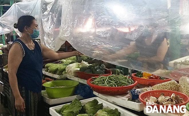 Three main wet markets in Lien Chieu District have reopened since the beginning of October, with a relatively full range of essential items and an abundant amount of goods. In photo: A stall selling vegetables and tubers at the Hoa Khanh Market. 