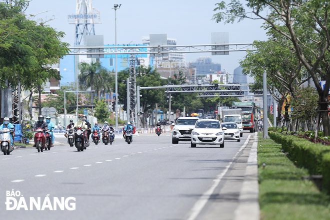 The number of road users participating in traffic on main roads gradually increased when Da Nang implemented safe and flexible COVID-19 adaptation measures. (Photo taken on Le Van Hien street, Ngu Hanh Son District by PHUC AN )