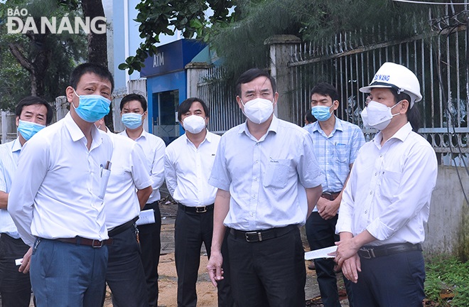 Da Nang People’s Committee Chairman Le Trung Chinh (centre, front row) inspecting the construction site of the Ngo Quyen-Ngu Hanh Son route upgrade project.