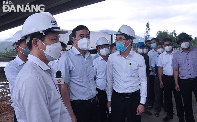  Da Nang People’s Committee Chairman Le Trung Chinh (centre, front row) directing the construction of the Western Ring Road No.2