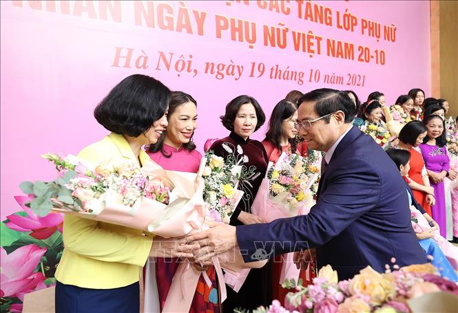 Thủ tướng Phạm Minh Chính tặng hoa chúc mừng các đại biểu phụ nữ tiêu biểu. Ảnh: Dương Giang/TTXVN