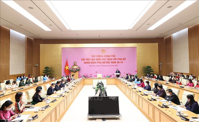 Thủ tướng Phạm Minh Chính gặp mặt các đại biểu phụ nữ tiêu biểu. Ảnh: Dương Giang/TTXVN