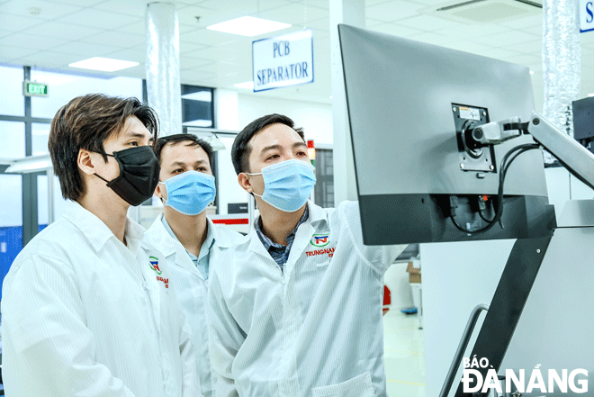Kỹ sư vận hành tại Nhà máy nghiên cứu sản xuất thiết bị điện tử công nghệ cao SMT (Trungnam EMS) đặt tại Khu Công nghệ cao Đà Nẵng.  Ảnh: PHẠM ĐĂNG KHIÊM
