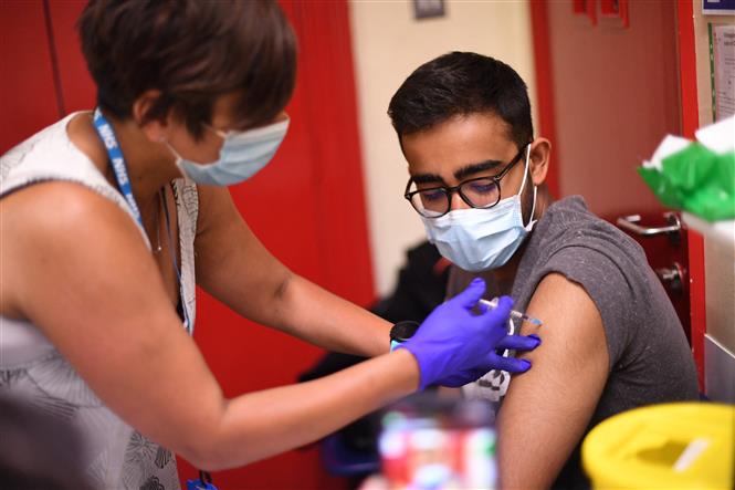 Tiêm vaccine ngừa Covid-19 cho học sinh tại một trung tâm y tế ở London, Anh ngày 5-6-2021. Ảnh: AFP/TTXVN