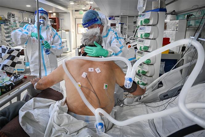 Điều trị cho bệnh nhân nhiễm Covid-19 tại bệnh viện ở Bucharest, Romania. Ảnh: AFP/TTXVN