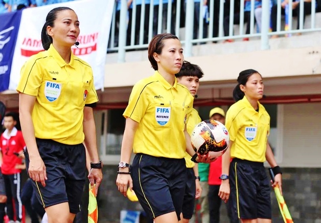 Trọng tài Bùi Thị Thu Trang (cầm bóng) sẽ tham dự khóa đào tạo của AFC để chuẩn bị cho các nhiệm vụ quốc tế. Ảnh: VFF