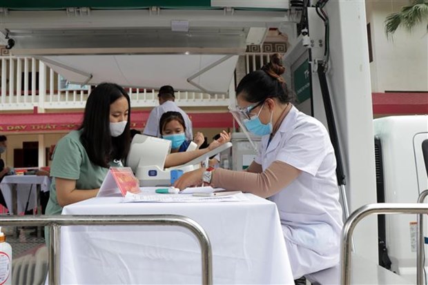 Nhân viên y tế khám sàng lọc trước khi tiêm vaccine phòng Covid-19 cho sinh viên tại Trường Cao đẳng Y tế Sơn La. (Ảnh: Hữu Quyết/TTXVN)