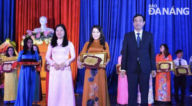 Cô Trần Thị Thu Nga (hàng trước, thứ 2, phải sang) nhận Giải thưởng “Nhà giáo Đà Nẵng tiêu biểu” năm học 2019 - 2020. Ảnh: LÊ VĂN THƠM