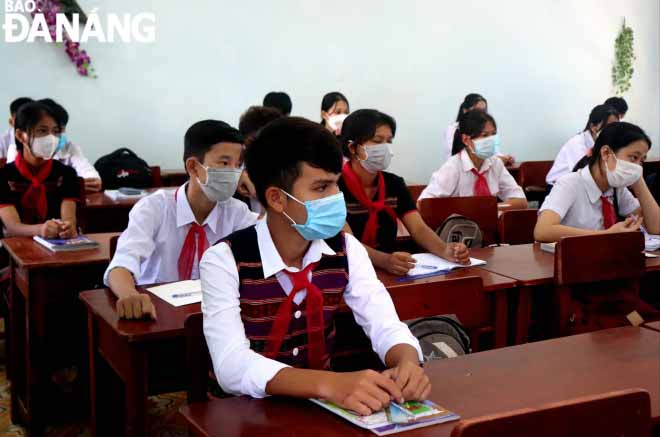Học sinh lớp 9 Trường THCS Nguyễn Tri Phương trong buổi học đầu tiên trở lại trường. Ảnh: NGỌC HÀ.