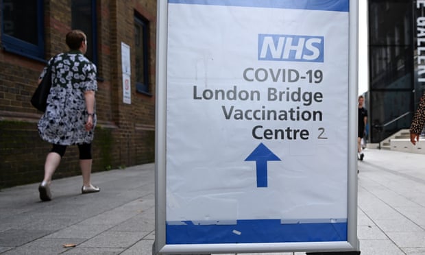 Lối vào một điểm tiêm chủng ở London, Anh. Ảnh: EPA