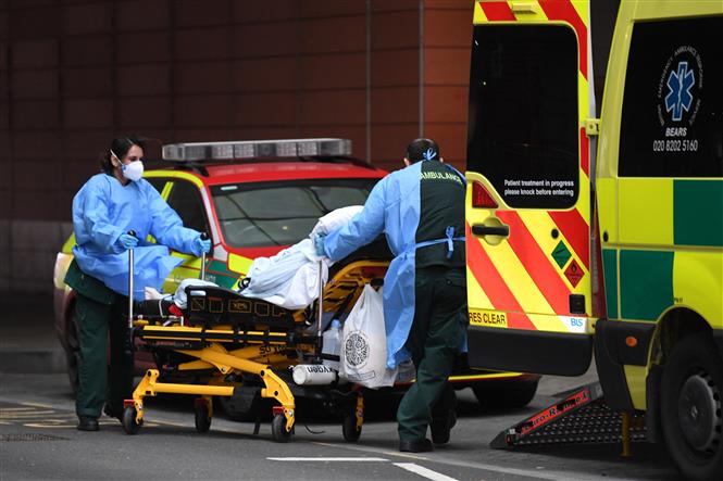 Chuyển bệnh nhân nhiễm Covid-19 tới bệnh viện ở London, Anh. Ảnh: AFP/TTXVN