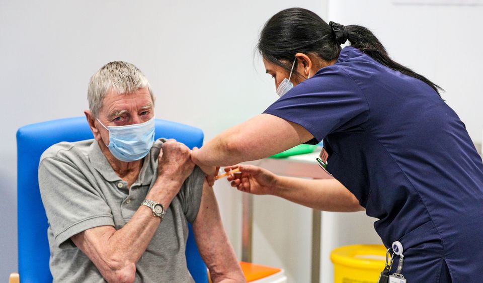 Cụ ông John Mason, 82 tuổi, tiêm vaccine Covid-19 tại Blackburn, Anh. Ảnh: Reuters