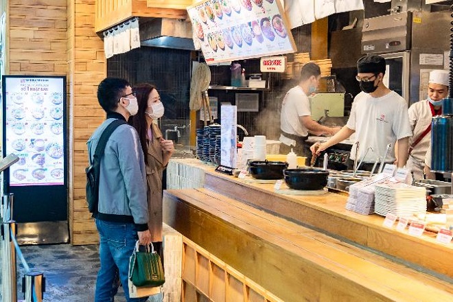 Marukame Udon được mong chờ khi thực khách được chọn vị ramen và món phụ ngay tại quầy; tất cả khách hàng đều xếp hàng giãn cách nghiêm túc theo đúng quy định. Marukame Udon cũng tung ngay các set e-voucher với ưu đãi lên tới 20% trong dịp 20-10.