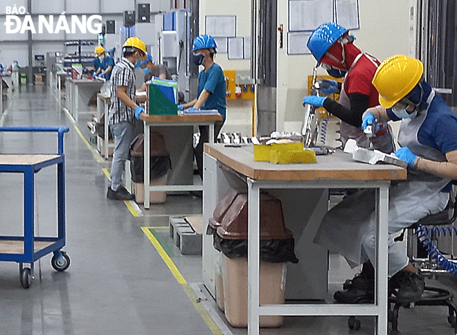 Manufacturing aerospace components at the Da Nang Hi-Tech Park –based Universal Alloy Corporation Viet Nam Co., Ltd (UAC). Photo: TRIEU TUNG