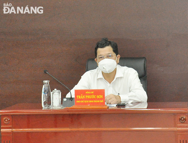 Phó Chủ tịch UBND thành phố Trần Phước Sơn chủ trì điểm cầu Đà Nẵng. Ảnh: THÀNH LÂN 