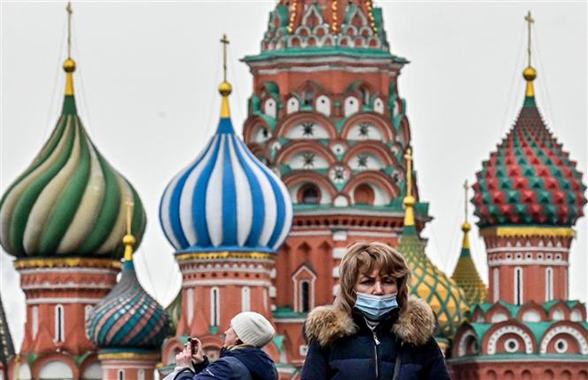 Người dân đeo khẩu trang phòng lây nhiễm Covid-19 tại Moskva, Nga. Ảnh: AFP/TTXVN