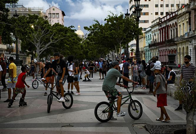 Thanh niên vui chơi ở Prado, thủ đô La Habana, ngày 29-9-2021, thời điểm Cuba quyết định mở cửa lại. Ảnh: AFP/TTXVN