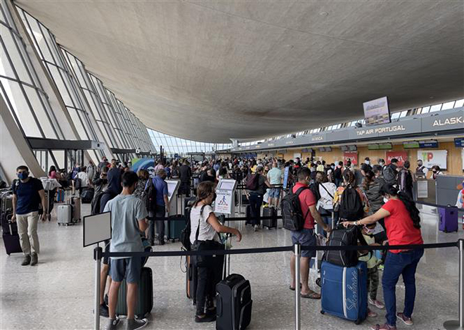 Hành khách tại sân bay quốc tế Dulles Washington, bang Virginia, Mỹ ngày 14-8-2021. Ảnh: AFP/TTXVN