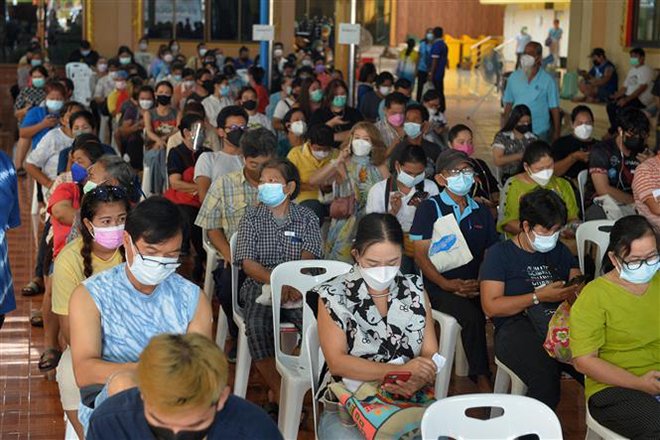Người dân chờ tiêm vaccine ngừa Covid-19 ở Bangkok, Thái Lan ngày 8-10-2021. Ảnh: THX/TTXVN