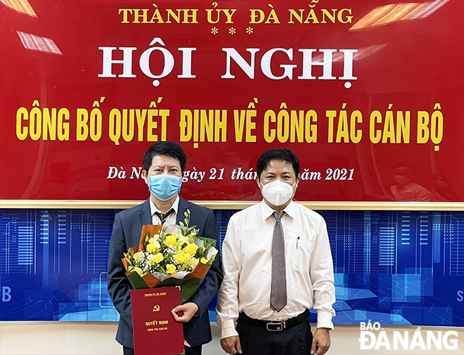 Phó Bí thư Thường trực Thành ủy Lương Nguyễn Minh Triết trao quyết định Bí thư Đảng ủy Viễn thông Đà Nẵng cho ông Nguyễn Trung Hải (trái). ẢNH: HOÀNG NHUNG 