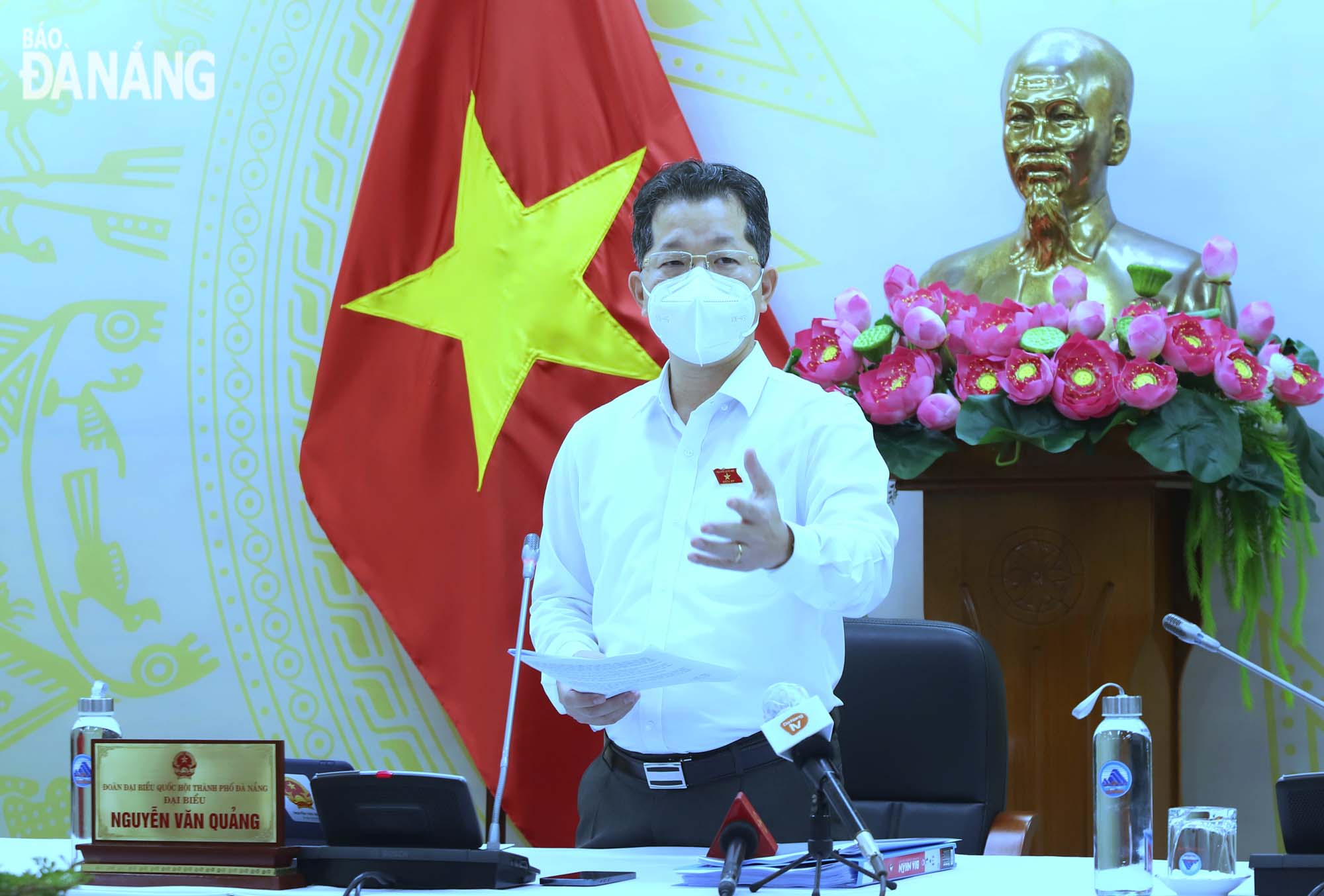 Bí thư Thành ủy Nguyễn Văn Quảng phát biểu tại buổi thảo luận tổ. Ảnh: NGỌC PHÚ