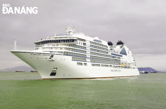 Photo of a large cruise ship docking at the Tien Sa Port taken by THU HA in 2019