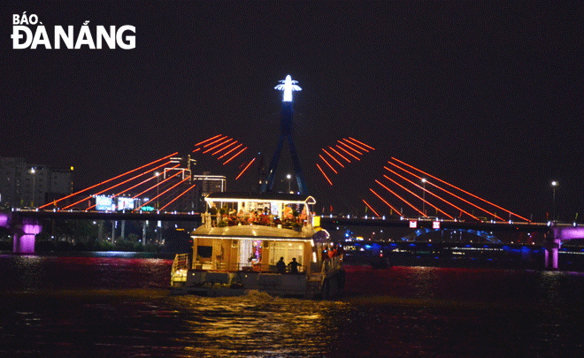 Photo of a tourist boat operating on the Han River taken by THU HA in early 2021