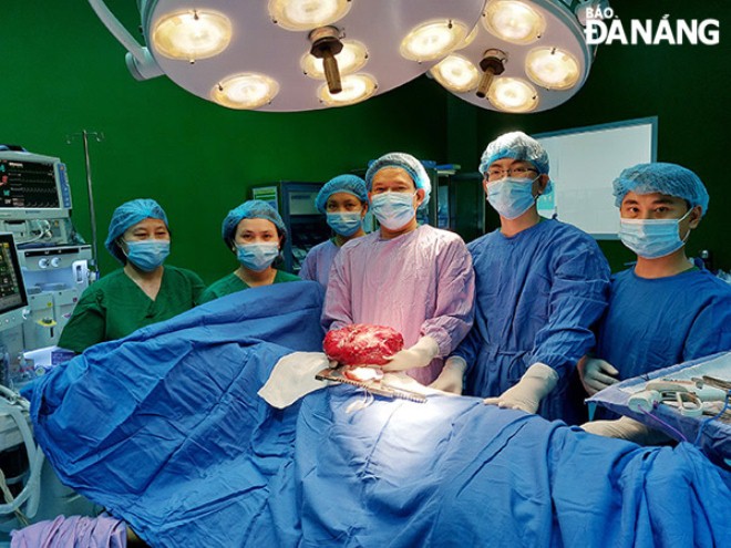 Các bác sĩ Khoa Ngoại lồng ngực, Bệnh viện Đà Nẵng tiến hành phẫu thuật khối u nặng 3,1kg cho bệnh nhân H. Ảnh: L.H