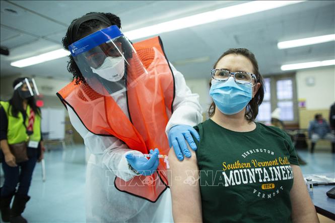 Nhân viên y tế tiêm vaccine COVID-19 của hãng Moderna cho người dân tại New York, Mỹ, ngày 10/1/2021. Ảnh: AFP/TTXVN