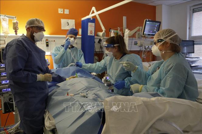 Điều trị cho bệnh nhân nhiễm COVID-19 tại bệnh viện ở London, Anh. Ảnh: AFP/TTXVN