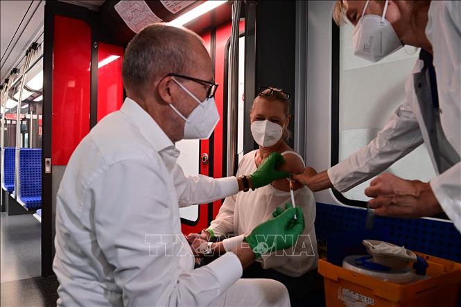 Nhân viên y tế tiêm vaccine COVID-19 cho người dân tại Berlin, Đức. Ảnh: AFP/TTXVN