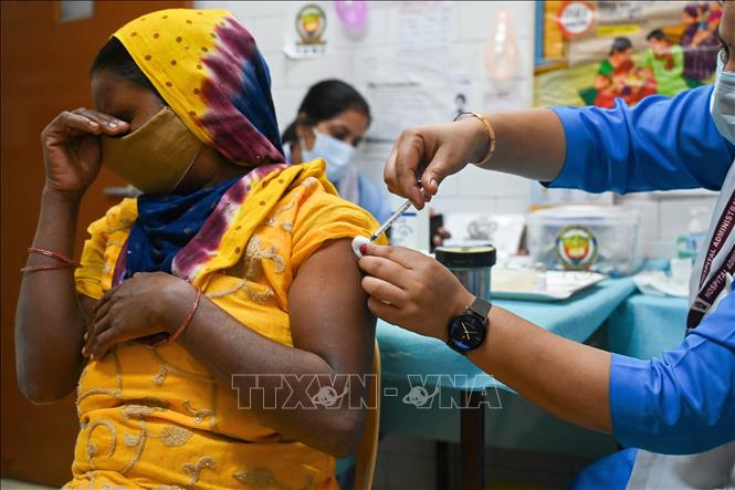 Nhân viên y tế tiêm vaccine ngừa COVID-19 cho người dân tại New Delhi, Ấn Độ, ngày 21/10/2021. Ảnh: AFP/TTXVN