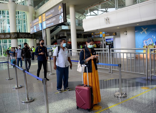 Passengers wait at an international airport on Bali Island of Indonesia on October 14 (Photo: AFP/VNA)
