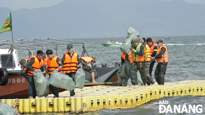 Dân quân thường trực phường Xuân Hà, quận Thanh Khê và các lực lượng quân đội, công an diễn tập cứu kéo tàu thuyền của ngư dân vào bờ với tình huống bão lũ xảy ra trên biển. (Ảnh chụp khi chưa có Covid-19)Ảnh: ANH ĐỨC	