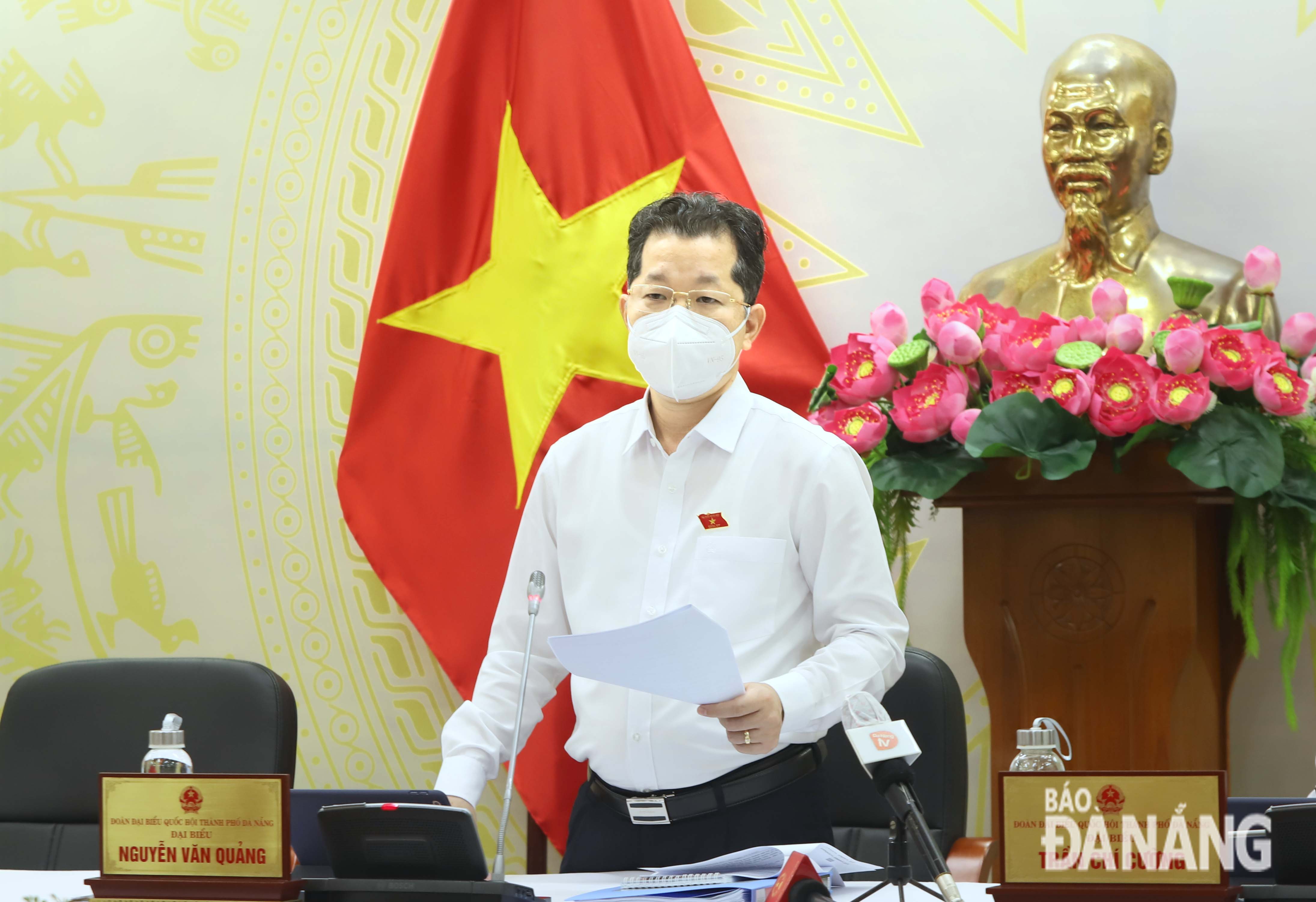Bí thư Thành ủy Nguyễn Văn Quảng phát biểu tại buổi thảo luận tổ sáng 22-10. Ảnh: NGỌC PHÚ