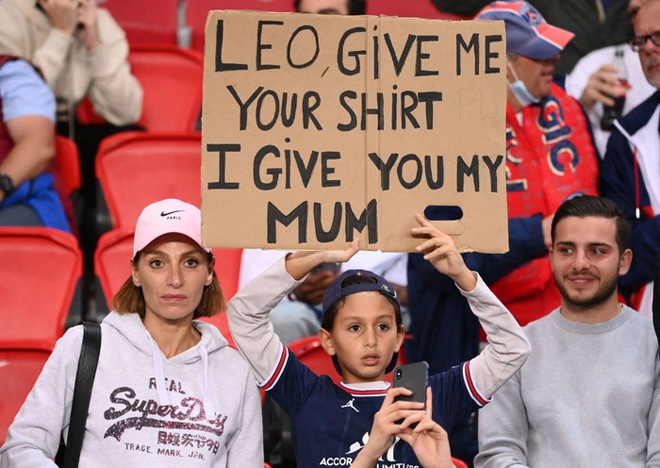 Fan nhí với tấm bìa “gạ Messi đổi mẹ để lấy áo”.  Ảnh: Instagram Goalglobal