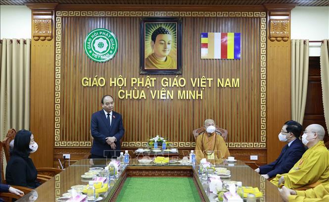 Chủ tịch nước Nguyễn Xuân Phúc chia buồn với lãnh đạo Giáo hội Phật giáo Việt Nam. Ảnh: Thống Nhất/TTXVN