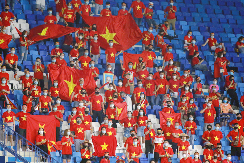 Khán giả vào sân xem tuyển Việt Nam trên sân Mỹ Đình sẽ phải thực hiện nghiêm quy định về phòng chống COVID-19. Ảnh: VFF