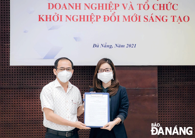 Director of the Da Nang Department of Science and Technology Le Duc Vien (left) and the Da Nang Entrepreneurship Support (DNES) representative entered into an agreement to support innovative start-ups in Da Nang. Photo taken in June 2021 by MAI QUE