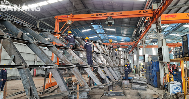 With rich experience in manufacturing and installing steel structures, especially those with complex shapes and high aesthetic requirements, the Ha Giang- Phuoc Tuong Mechanical Joint Stock Company is committed to completing the dome on schedule, creating a special highlight of the expanded APEC Park.