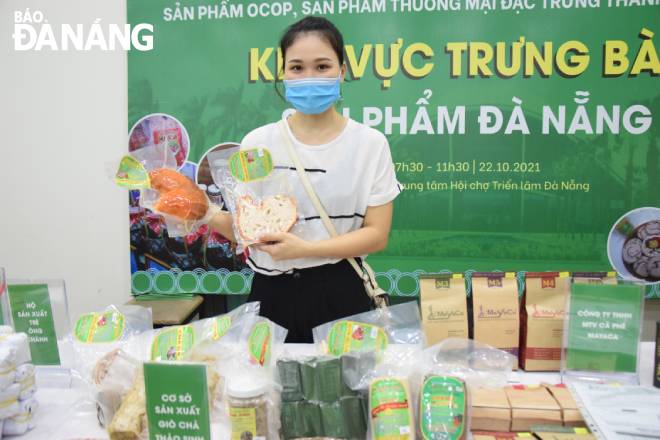 The Thao Sinh establishment in Thanh Khe District’s Hoa Khe Ward participated in the programme with its product of ‘cha bo’ (grilled beef roll) 