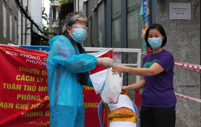 Anh Bùi Quốc Khánh trong lần tặng nhu yếu phẩm cho các hộ dân trong khu phong tỏa tại tổ 12 (phường Tam Thuận, quận Thanh Khê) vào ngày 19-9.  (Ảnh do nhân vật cung cấp)