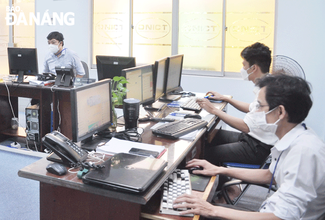 Cơ sở hạ tầng công nghệ thông tin của Đà Nẵng rất được quan tâm, đầu tư. TRONG ẢNH: Một góc phòng làm việc của Phòng vận hành hệ thống thông tin Chính quyền điện tử thành phố Đà Nẵng. 						                Ảnh: THU HÀ