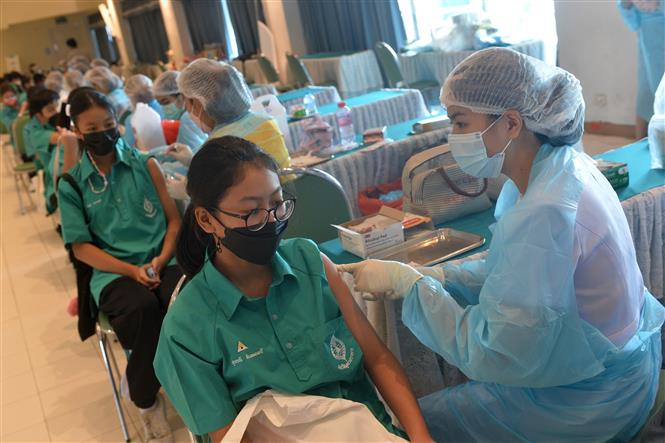 Nhân viên y tế tiêm vaccine ngừa COVID-19 cho người dân tại Bangkok, Thái Lan, ngày 21/10/2021. Ảnh: THX/TTXVN