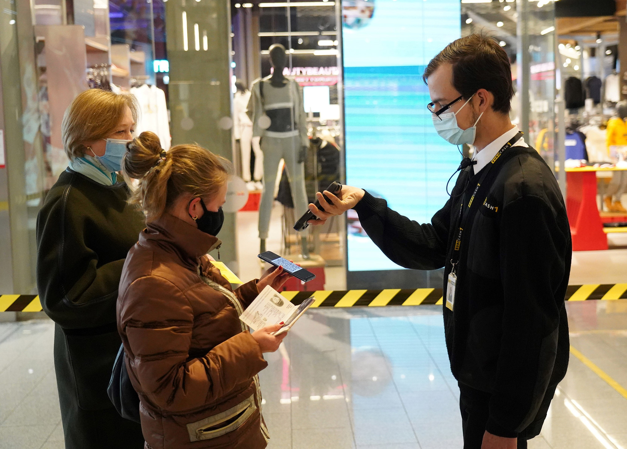 Người dân trình giấy chứng nhận tiêm vắc-xin ngừa Covid-19 để vào trung tâm mua sắm ở thủ đô Riga của Latvia ngày 11-10. Ảnh: THX/ Getty Images