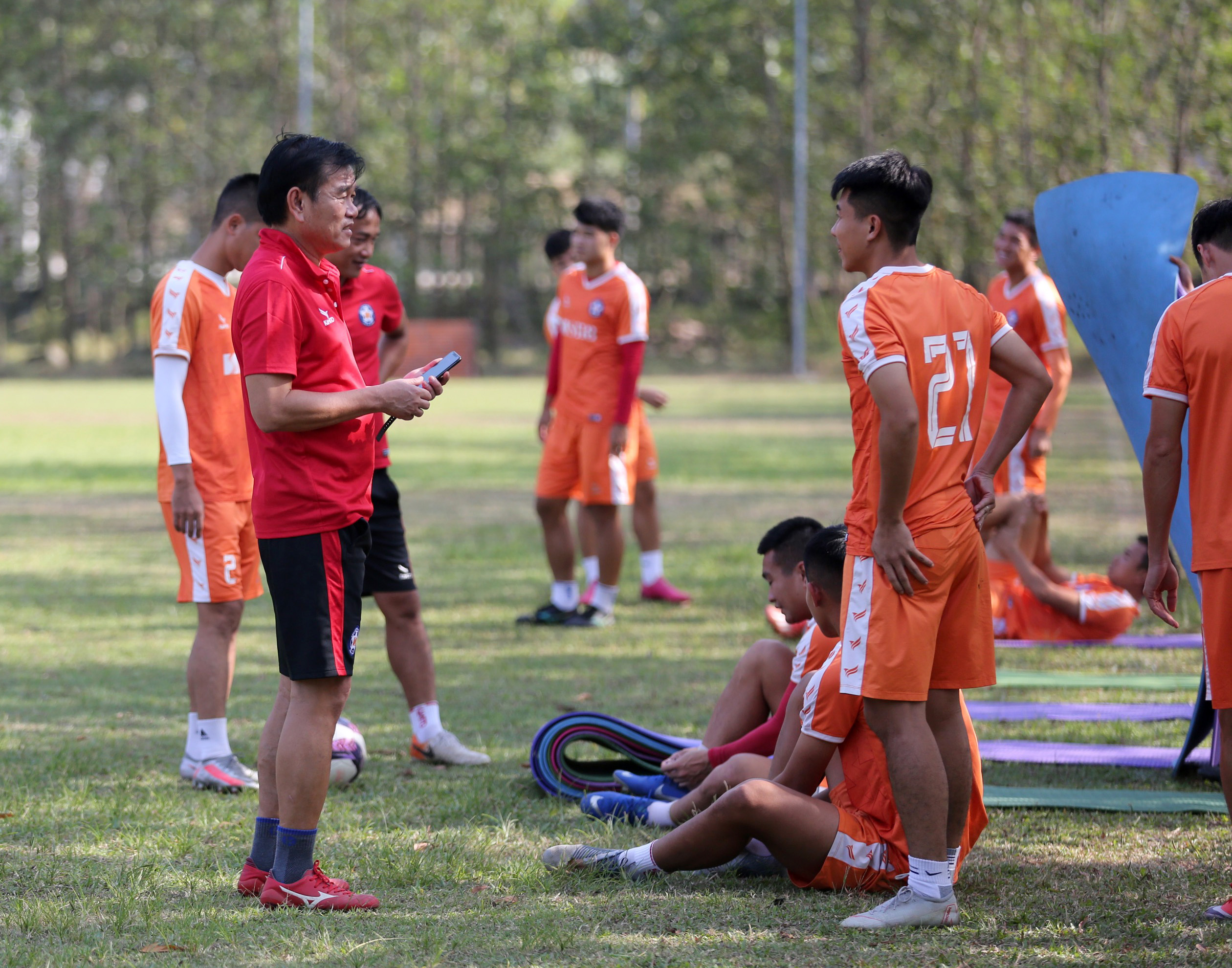 Mục tiêu của HLV Phan Thanh Hùng (áo đỏ) là tái tạo bản sắc cũng như nỗ lực đưa bóng đá Đà Nẵng trở lại đúng vị thế của mình ngay từ mùa giải tới. Ảnh: ANH VŨ