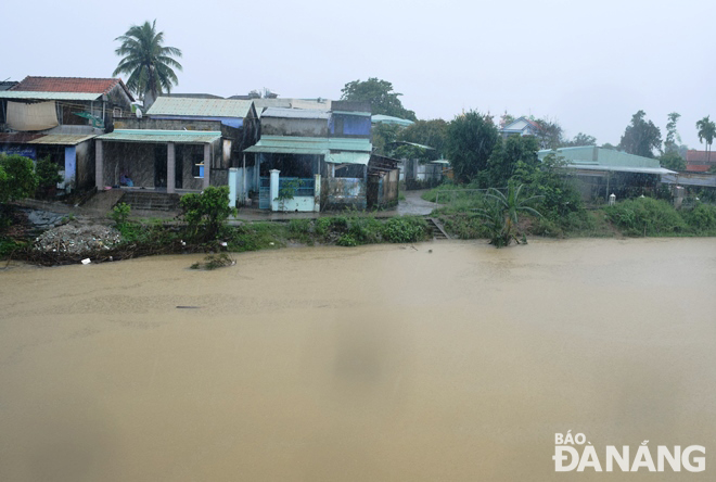 Lũ trên sông Túy Loan đang dâng lên do mưa rất to. Ảnh: HOÀNG HIỆP
