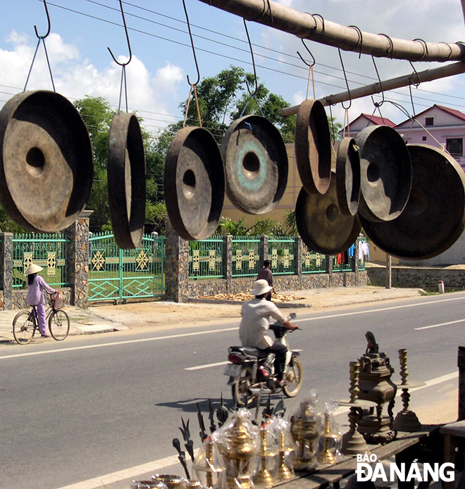 Chợ Củi hết buôn bán củi cho tàu ghe lại bán cho làng đúc Phước Kiều. 